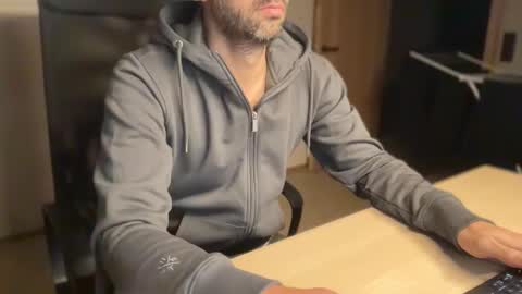 Snapshot of devswiss chatting on December 16, 2025, 3:39 pm DevSwiss online show from December 16, 2025, 3:39 pm