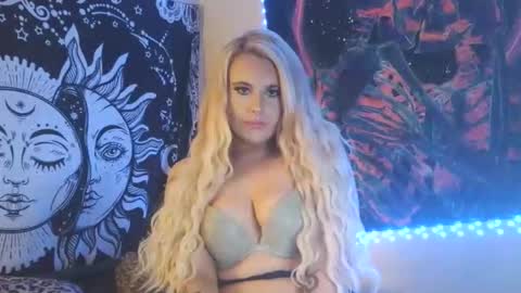 Snapshot of devyn_winter chatting on October 31, 2025, 5:14 pm devyn winter online show from October 31, 2025, 5:14 pm