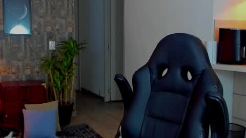 Snapshot of deymon_scott chatting on December 14, 2025, 1:00 am JULIAN online show from December 14, 2025, 1:00 am