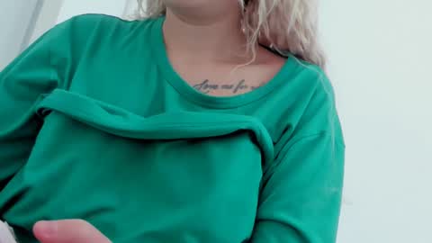 Snapshot of diamond_ava_ chatting on January 8, 2025, 7:45 am Thea online show from January 8, 2025, 7:45 am