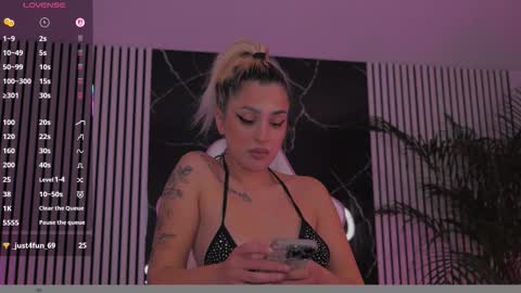 Snapshot of diamond_ava_ chatting on December 17, 2025, 5:52 pm Thea online show from December 17, 2025, 5:52 pm