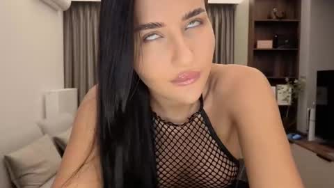 Iris online show from October 6, 2025, 7:44 pm