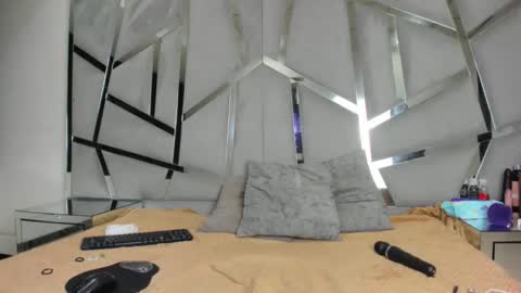 dianarous online show from December 20, 2025, 4:52 am