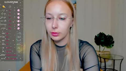 Snapshot of dina_sunshine chatting on September 19, 2025, 3:08 am Dina online show from September 19, 2025, 3:08 am