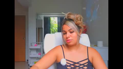 diosadeluniverso_ online show from March 29, 2026, 4:40 pm