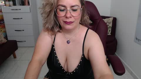 Snapshot of diva_milf chatting on January 4, 2025, 12:05 am Diva online show from January 4, 2025, 12:05 am