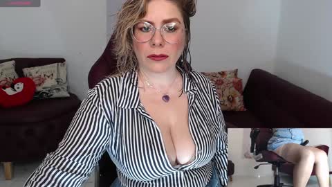 Snapshot of diva_milf chatting on January 8, 2025, 10:37 pm Diva online show from January 8, 2025, 10:37 pm