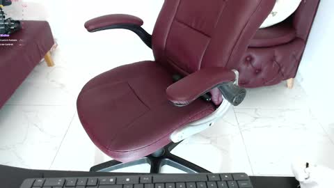 Snapshot of diva_milf chatting on January 16, 2025, 1:16 am Diva online show from January 16, 2025, 1:16 am