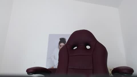 Snapshot of diva_milf chatting on February 1, 2025, 2:05 am Diva online show from February 1, 2025, 2:05 am