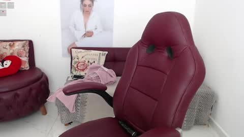 Snapshot of diva_milf chatting on February 6, 2025, 1:49 am Diva online show from February 6, 2025, 1:49 am