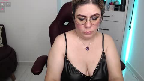 Snapshot of diva_milf chatting on February 21, 2025, 2:06 am Diva online show from February 21, 2025, 2:06 am