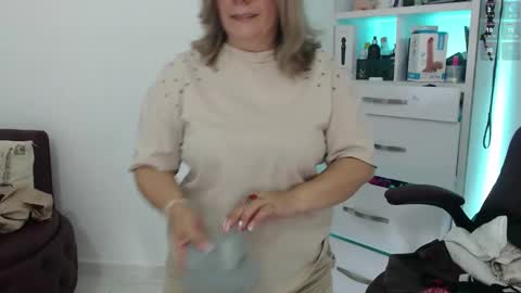 Snapshot of diva_milf chatting on February 23, 2025, 7:17 pm Diva online show from February 23, 2025, 7:17 pm