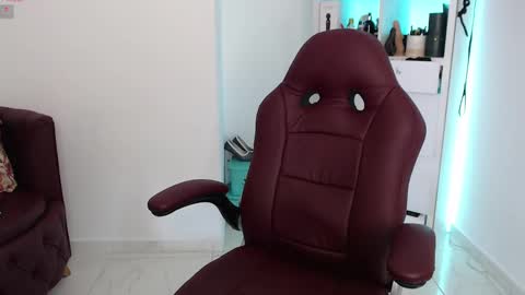 Snapshot of diva_milf chatting on February 27, 2025, 11:37 pm Diva online show from February 27, 2025, 11:37 pm