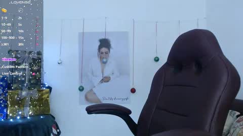 Snapshot of diva_milf chatting on December 15, 2025, 5:39 pm Diva online show from December 15, 2025, 5:39 pm