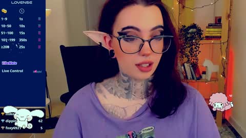 dixipixi_ online show from January 5, 2025, 8:43 am