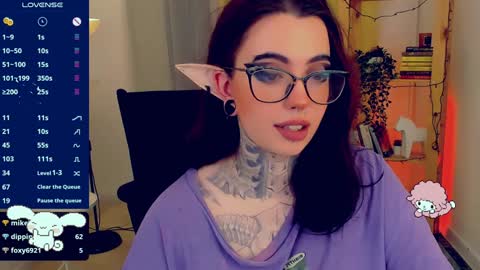 dixipixi_ online show from January 5, 2025, 11:48 am