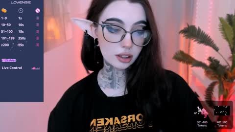 dixipixi_ online show from January 23, 2025, 10:22 am