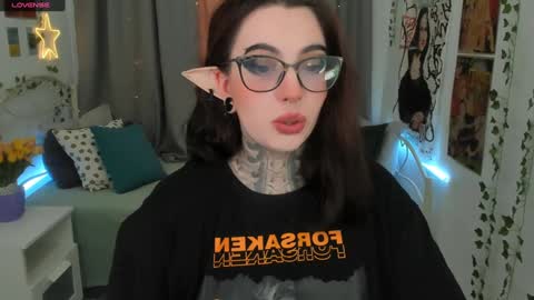 dixipixi_ online show from February 2, 2025, 5:32 am