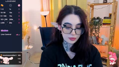 dixipixi_ online show from February 8, 2025, 10:18 am