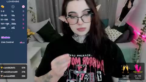 dixipixi_ online show from February 21, 2025, 11:55 am