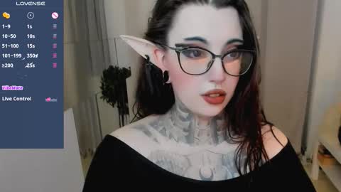 dixipixi_ online show from September 13, 2025, 5:40 am