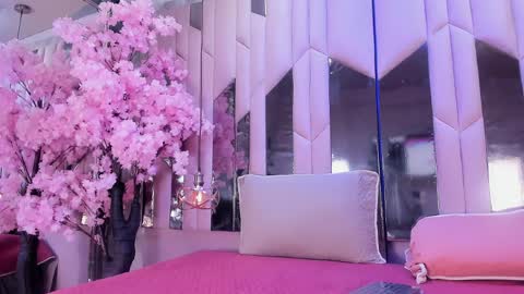    online show from April 4, 2026, 4:04 pm