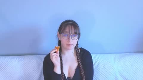 Tessa online show from April 22, 2026, 2:51 pm