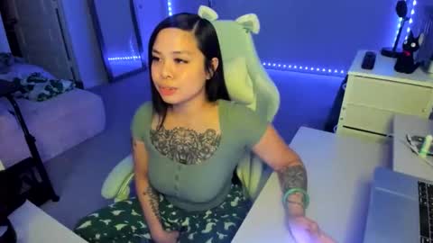 DOLLLFACE online show from November 21, 2025, 6:12 am