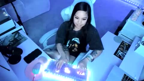 DOLLLFACE online show from February 19, 2026, 6:42 am