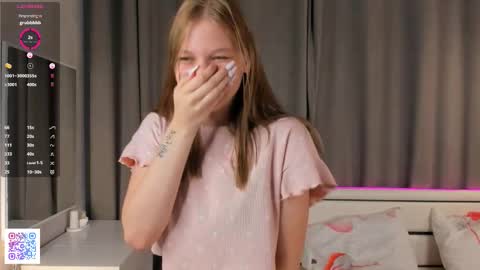 Emilia online show from November 2, 2025, 4:04 am