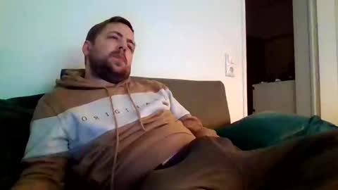 Snapshot of dombio_12 chatting on February 28, 2025, 8:18 pm dombio_12 online show from February 28, 2025, 8:18 pm