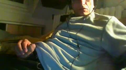 domi94300 online show from May 10, 2026, 9:42 pm