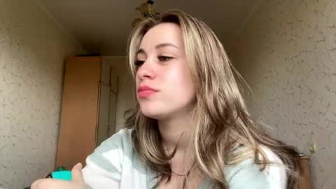 Mia online show from April 23, 2026, 8:13 am