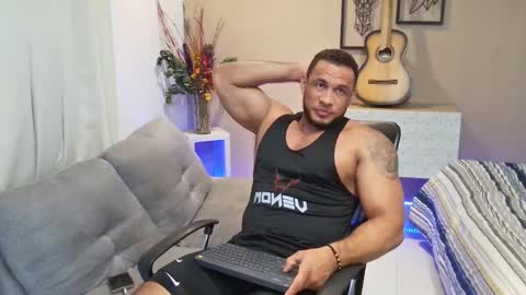 dominic_hulk1 online show from October 14, 2025, 3:18 am
