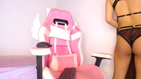 Snapshot of dominika_angel chatting on October 20, 2025, 1:06 am online show from October 20, 2025, 1:06 am