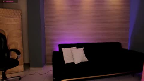  Donna Stonne  online show from October 28, 2025, 4:16 am