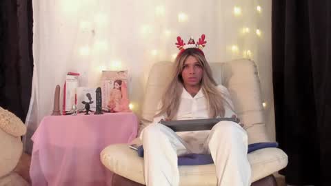 Snapshot of dorian_lev chatting on December 22, 2024, 3:00 am Nicolle online show from December 22, 2024, 3:00 am