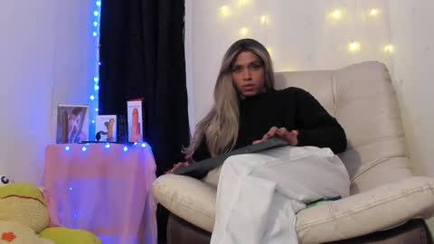 Snapshot of dorian_lev chatting on January 4, 2025, 2:25 am Nicolle online show from January 4, 2025, 2:25 am