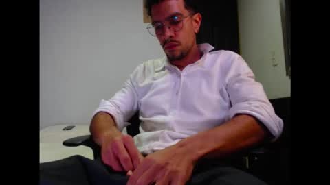 Snapshot of dostoyrodia_34 chatting on November 15, 2025, 4:43 am will online show from November 15, 2025, 4:43 am