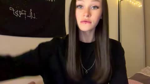 Snapshot of doublesees chatting on October 31, 2025, 12:17 pm MOLLYYYY dont forget to give me a thumb up online show from October 31, 2025, 12:17 pm