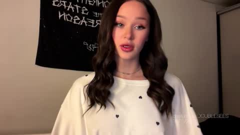 Snapshot of doublesees chatting on November 18, 2025, 11:58 am MOLLYYYY dont forget to give me a thumb up online show from November 18, 2025, 11:58 am