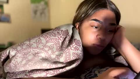 dove_love22 online show from December 4, 2025, 6:23 am