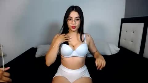 Snapshot of dravith_and_valery chatting on July 5, 2026, 6:42 am -- nicolle and jhon -- online show from July 5, 2026, 6:42 am