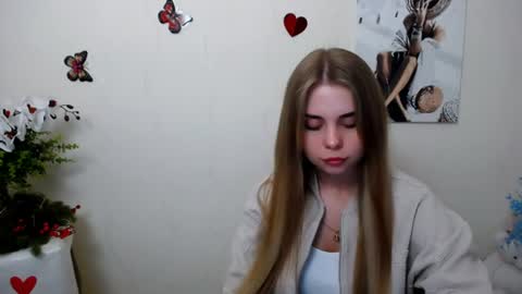 Snapshot of dream_mari chatting on June 18, 2026, 6:13 am Mari online show from June 18, 2026, 6:13 am