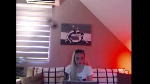 Snapshot of dreamcatcherfantasy chatting on November 25, 2025, 8:25 am A girl online show from November 25, 2025, 8:25 am