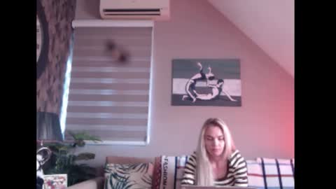 Snapshot of dreamcatcherfantasy chatting on November 28, 2025, 8:06 am A girl online show from November 28, 2025, 8:06 am