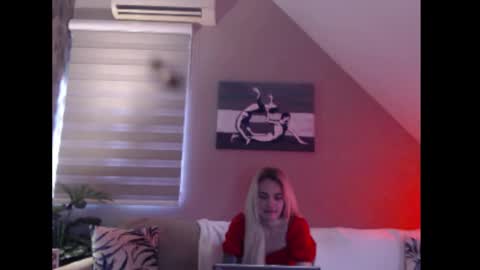 Snapshot of dreamcatcherfantasy chatting on December 4, 2025, 8:23 am A girl online show from December 4, 2025, 8:23 am