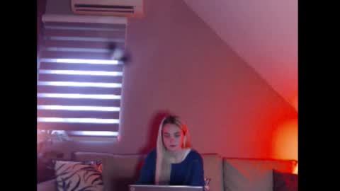 Snapshot of dreamcatcherfantasy chatting on December 15, 2025, 7:34 am A girl online show from December 15, 2025, 7:34 am