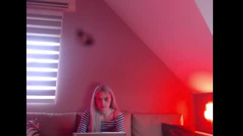 Snapshot of dreamcatcherfantasy chatting on December 18, 2025, 8:20 am A girl online show from December 18, 2025, 8:20 am