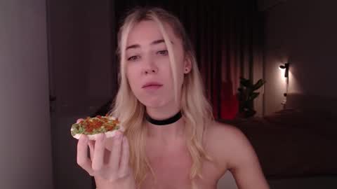 Snapshot of dreamcutiel123 chatting on December 24, 2024, 8:11 am Liza online show from December 24, 2024, 8:11 am